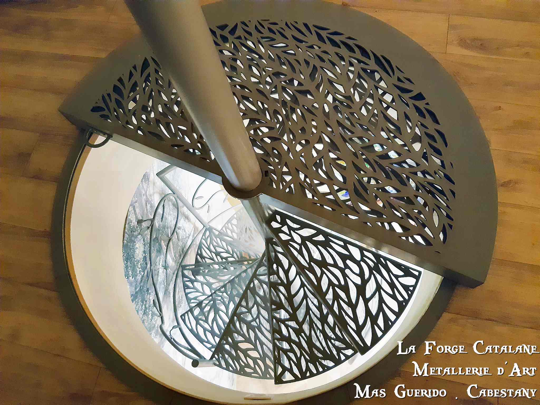 escalier decoupe laser vegetale arrivee escalier colimacon forge catalane (2).jpg